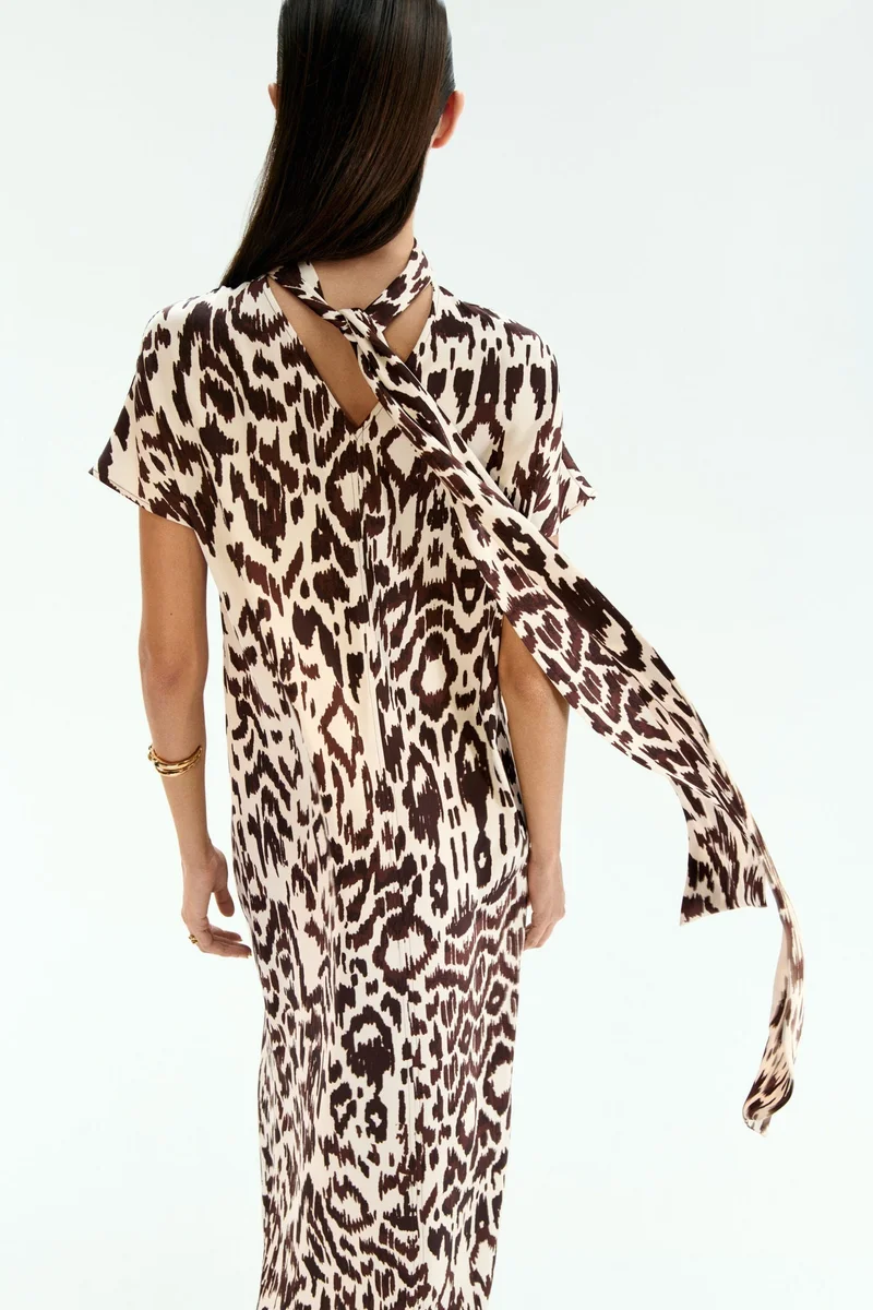 اتش اند ام فستان ماكسي بتصميم على شكل وشاح